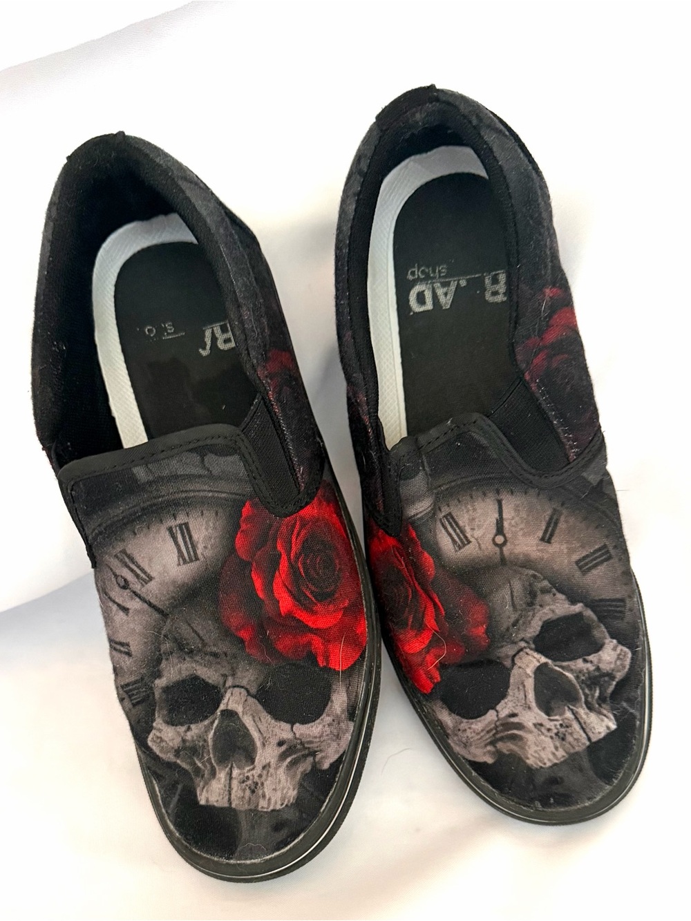 Black Slip-On Sneakers with Red Rose & Skull Graphic size 7W